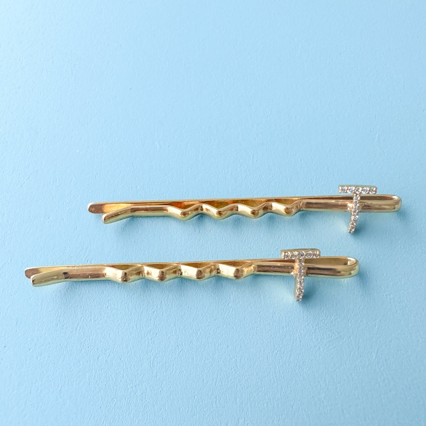 "T" INITIAL IN GOLD PLATED HAIR PINS
