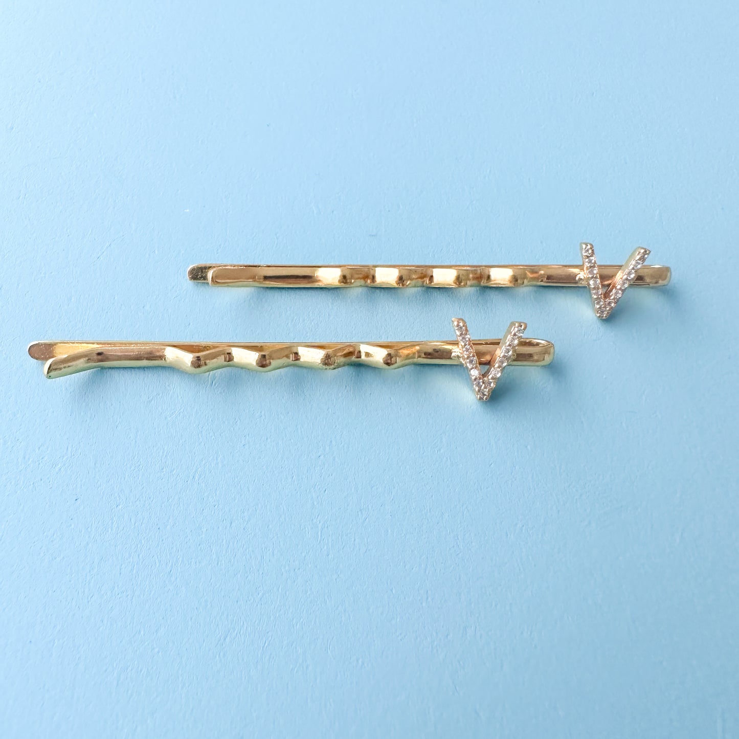 "V" INITIAL IN GOLD PLATED HAIR PINS