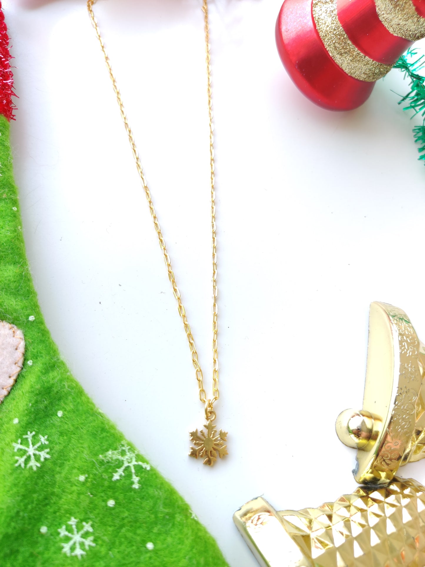 SNOWFLAKE NECKLACE