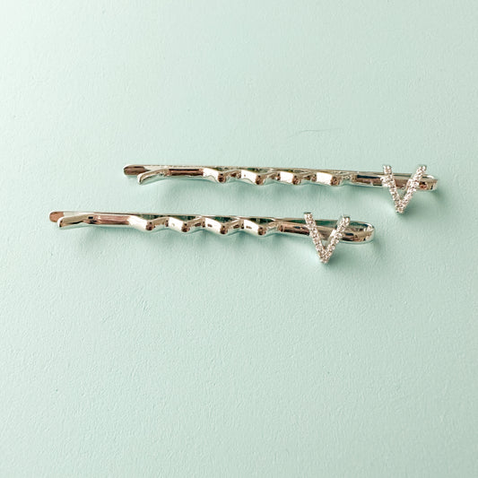 "V" INITIAL IN SILVER POLISH HAIR PINS