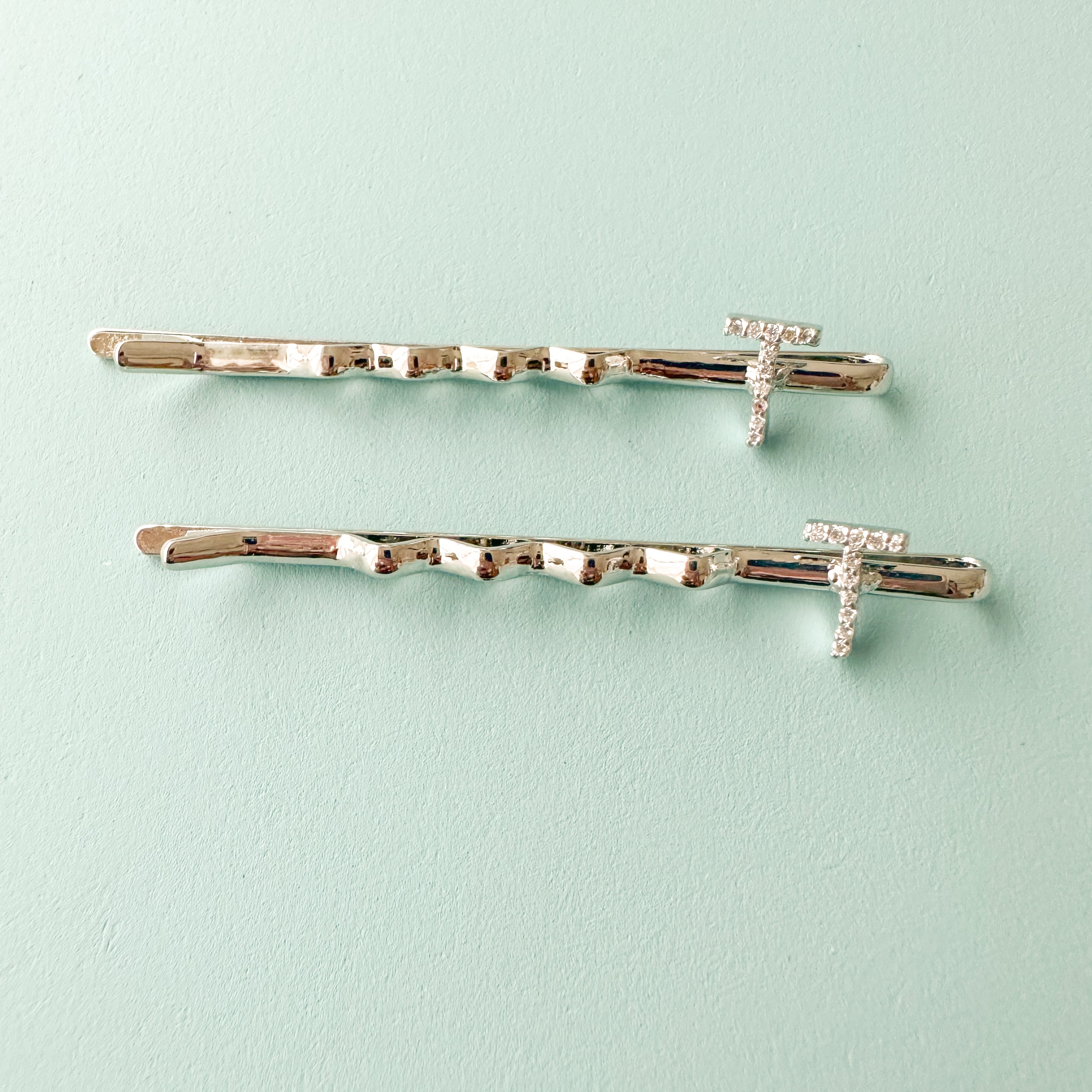 "T" INITIAL IN SILVER POLISH HAIR PINS